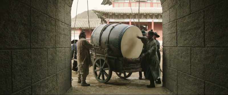 Park, move the drum to the royal villa