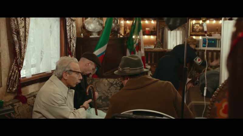 Parla piano, è qui. - Chi? - Come chi? Lui, no?