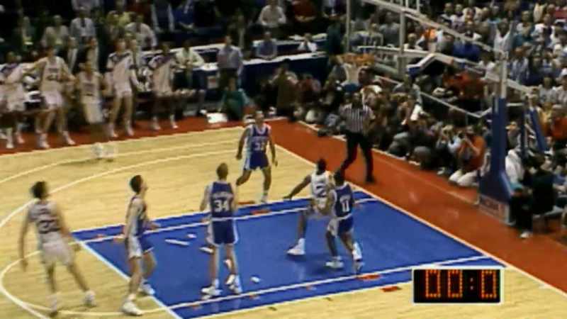 Pase a Laettner. Lanza