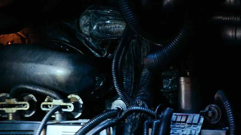 Perhaps the most obvious difference is that the xenomorphs in Aliens