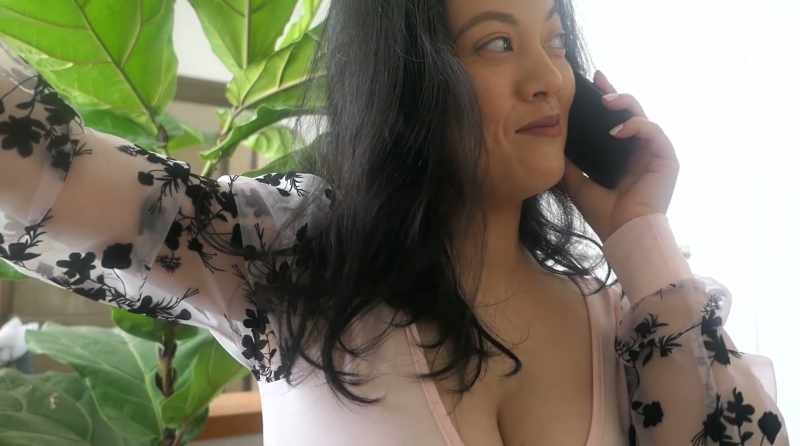 (person chatting)
