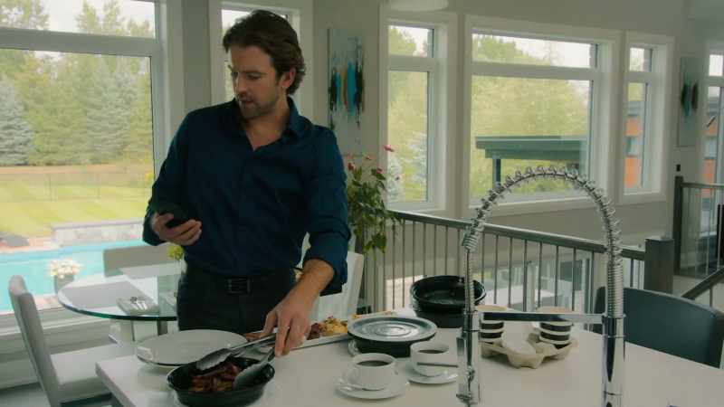 (phone rings)