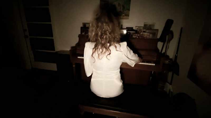 [piano note plays]