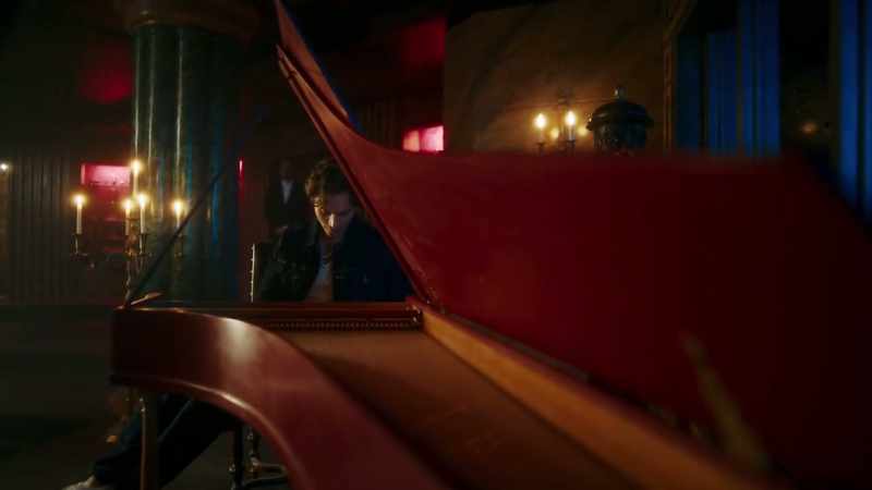 �� (piano playing)