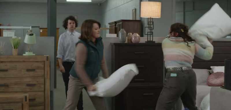 (pillows thudding) (grunting)