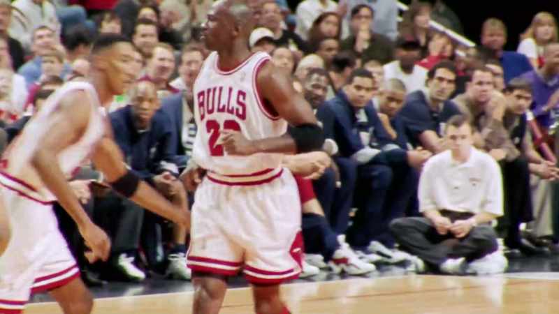 Pippen back. Finds Kerr all alone