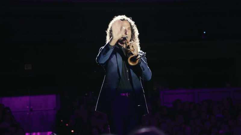 �� (PLAYING SINGLE NOTE) ♪ -(AUDIENCE CHUCKLES)