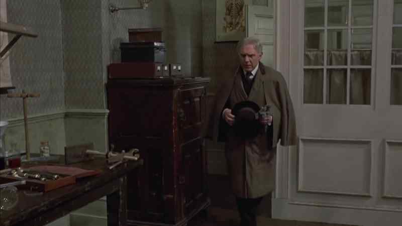 Please come quickly, sir. - What's wrong, man?