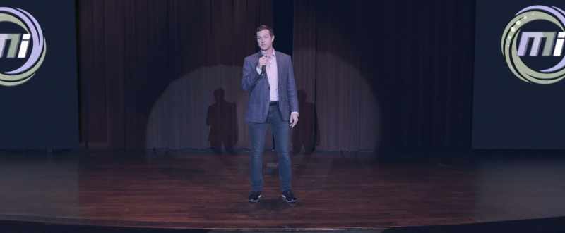 Please help me welcome to the stage