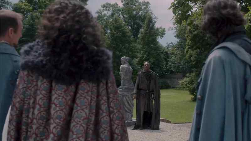 Please, move back, back. Please, Your Majesty, back
