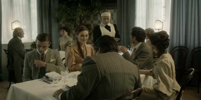 Please serve the champagne now. - Yes, sir