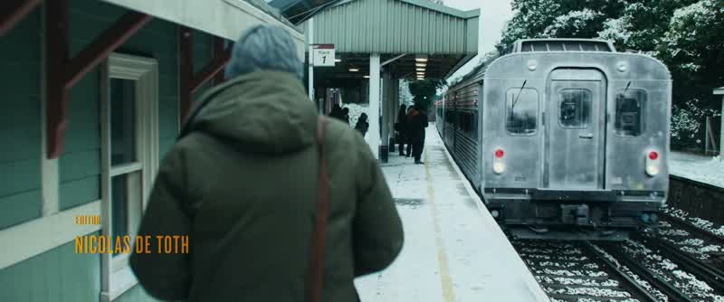 Please watch the gap between the train