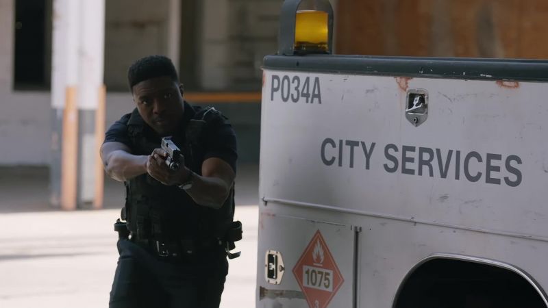 Police! Drop the weapon!