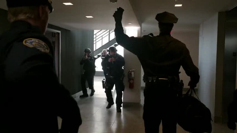 Police! Drop your weapons!