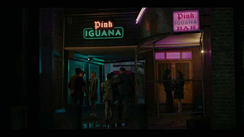[♪ pop song playing]