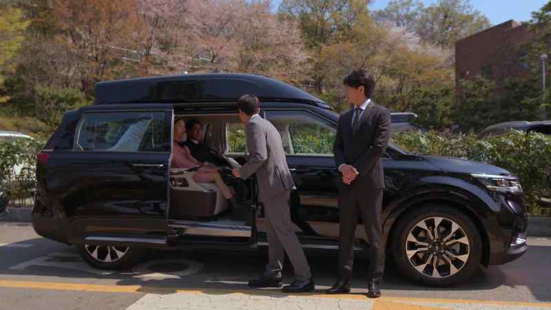 President Han, your daughter seems to have paid Dae Heon's tuition