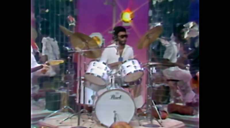 �� Pushing through the market square ♪
