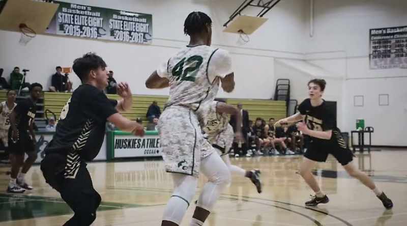 Quickly into the front court, Dez Washington