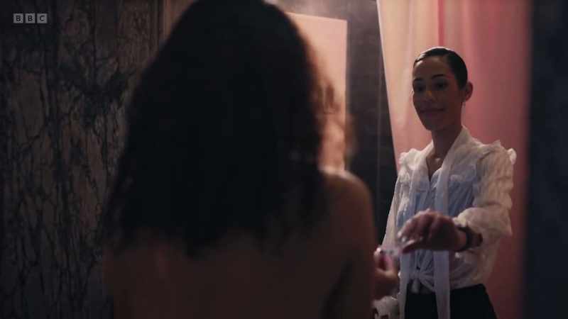 R&B MUSIC PLAYS