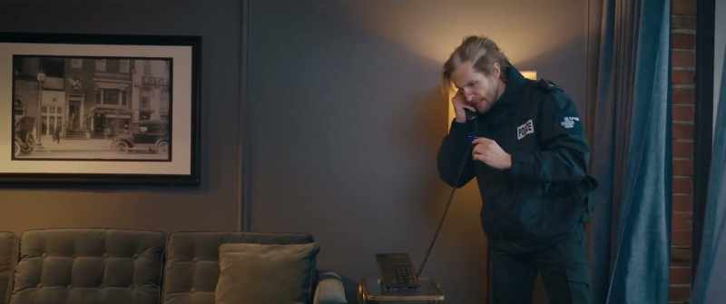 Reception desk. -I need someone to come to