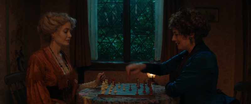 Red Queen captures White Queen