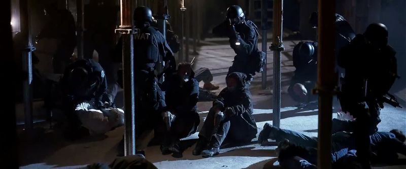Red team, floor secure. Hostages are safe