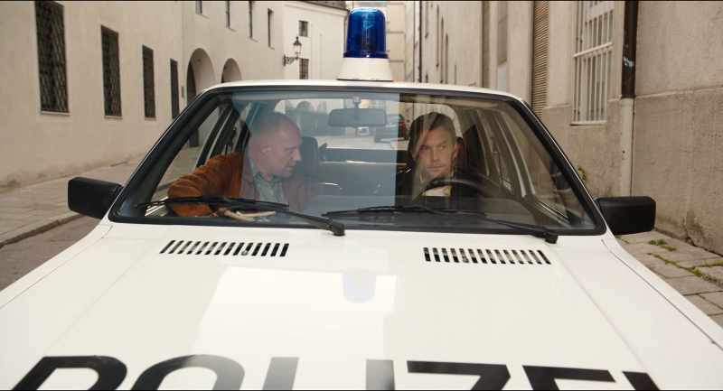 [Reifenquietschen und lautes Grölen]