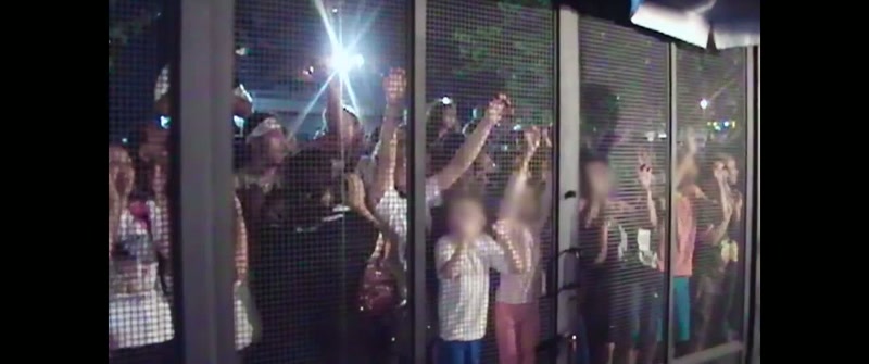 [reporter 21] This is a surprising sight. People are refusing to leave