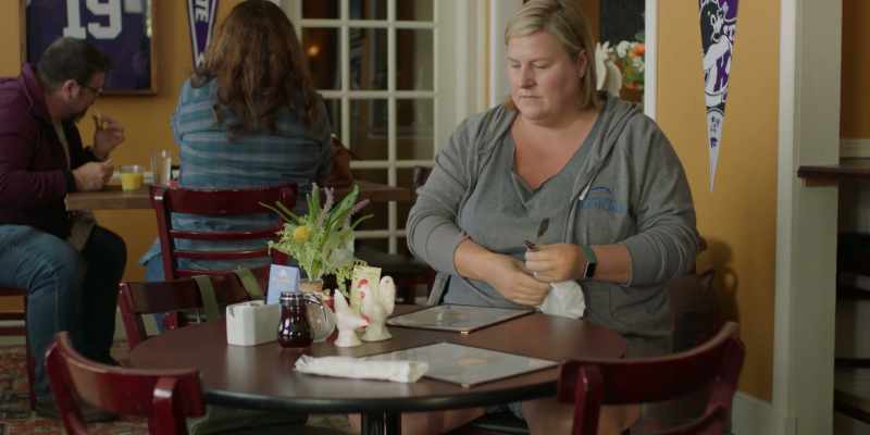 (restaurant chatter) - (soft music)