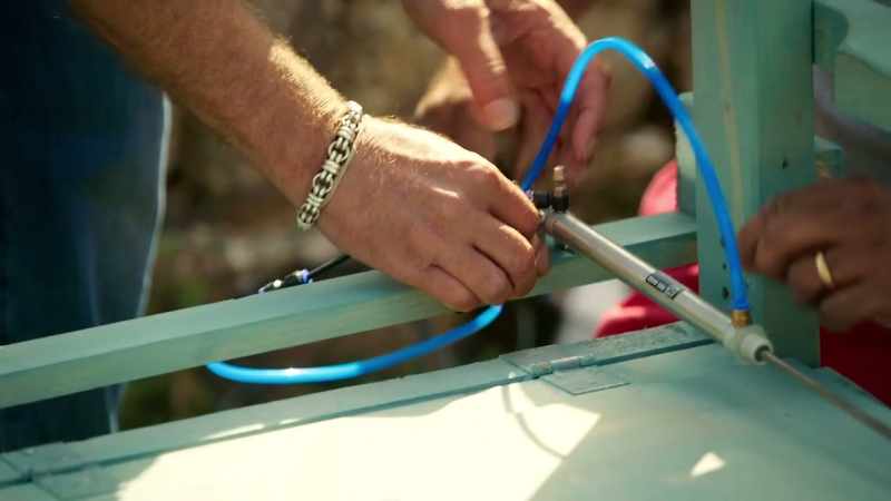 Right, so if you screw the back ones down first... ..right on the edge