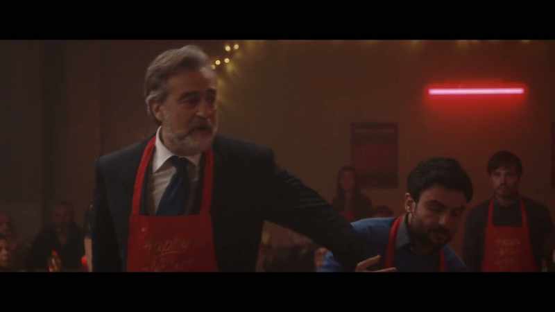 Riprendi. - Smetti di filmare, deficiente
