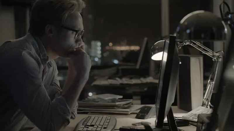 Saga Norén. - He's broadcasting again