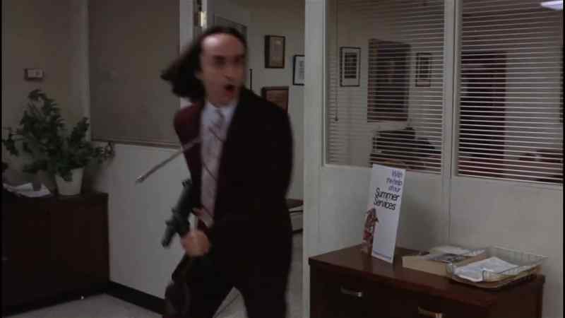 Sal! - What? - They're coming in the back! - In the vault!