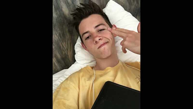 Sam took 32 selfies before deciding on the perfect angle to send to Gabi