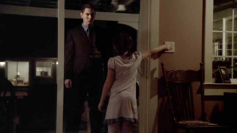 Sarah: NICKI! NICKI, COME QUICK!