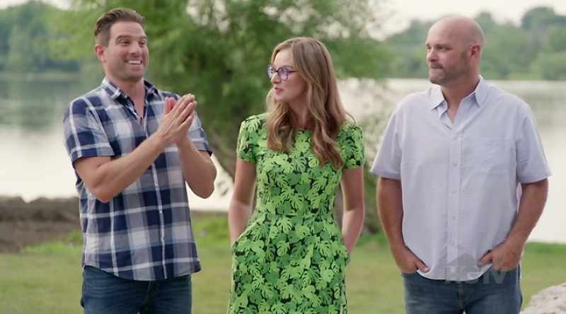 Scott: Savannah and Kyle, you guys have a pink kitchen!