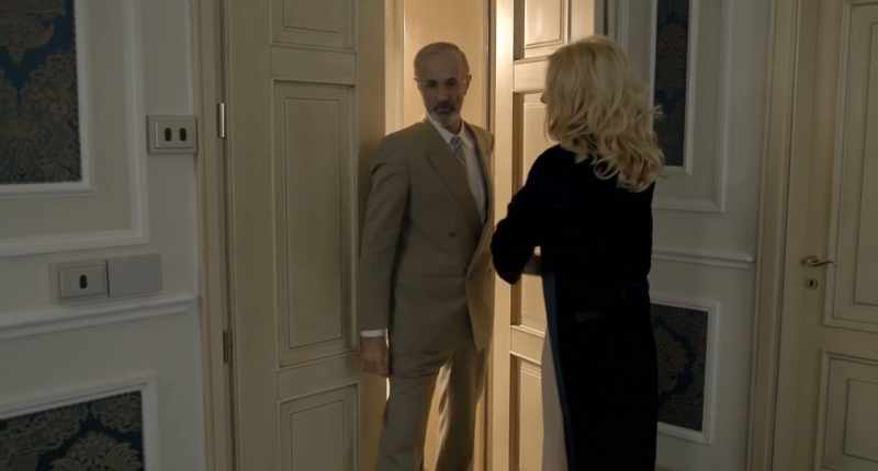 Scusi il disturbo, lady Kant. Posso? - Prego