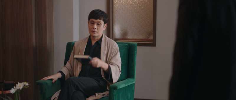 (seagulls cawing)