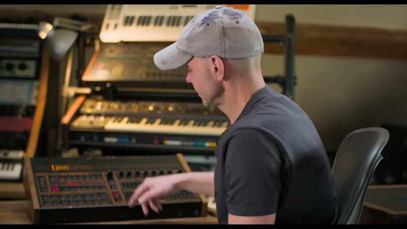 See this clip going round, when it gets to the beginning hi-hat…