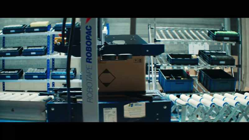 See the A4 sheet that Mickaël is slipping between two boxes there?