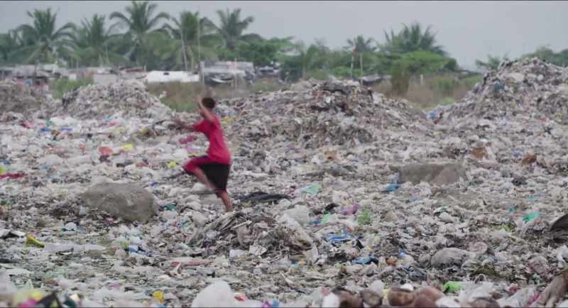 Sepanjang hari mereka mengais sampah