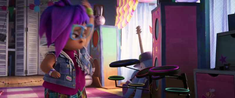 She doesn't get me at all. -[drums bang]
