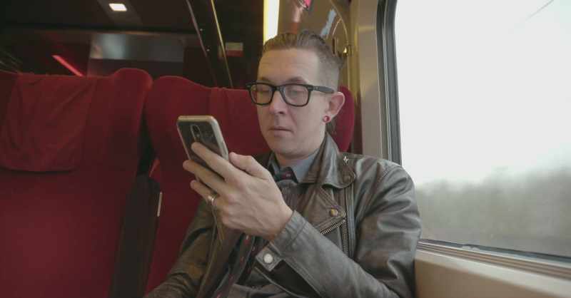 �� She’s on a train crossing the world ♪