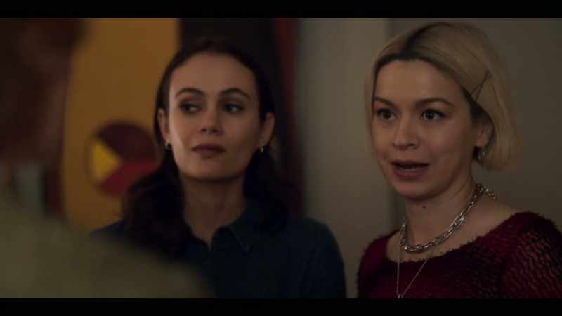 She's looking for her deadbeat mom, Julia Bennett