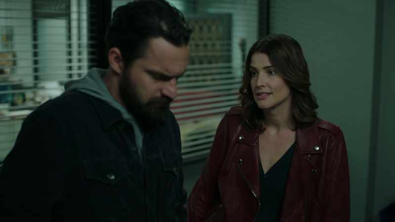 She's playing you. No, she -- [ Scoffs ]