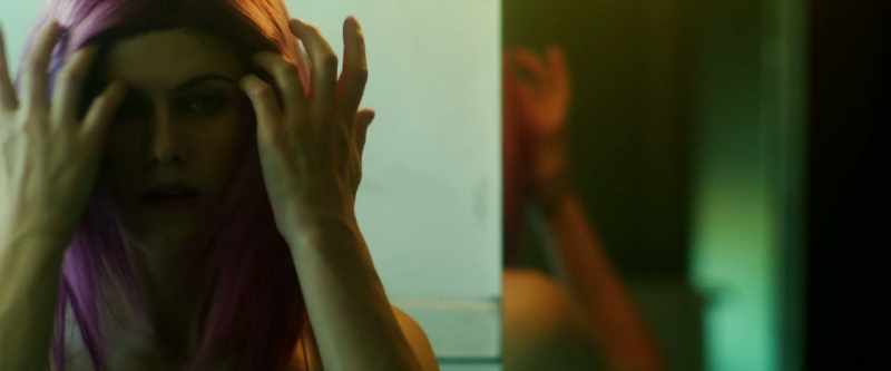 �� She's right next to him And I'm sittin' by myself♪