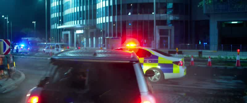 Shit. Kill him? - No. - Want me to kill him? - No. Hey! -Cops. I've been kidnapped! -I'm gonna kill