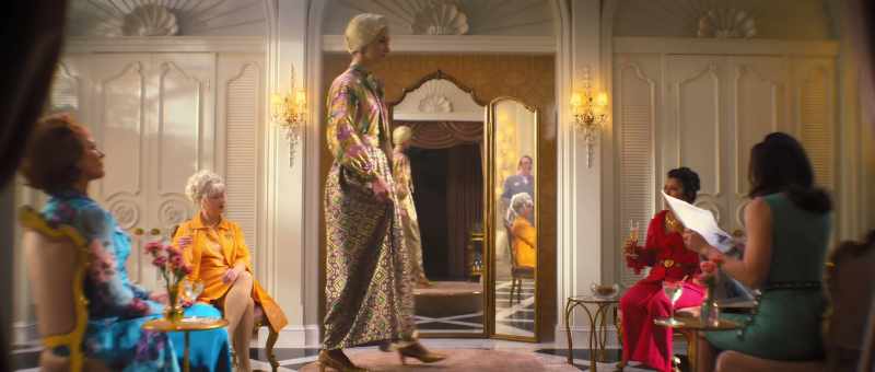 Shown here in the maxi version for the ankle-conscious