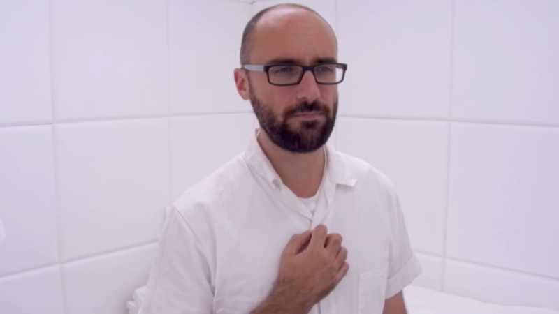 Si sveglia, si trova nella stanza