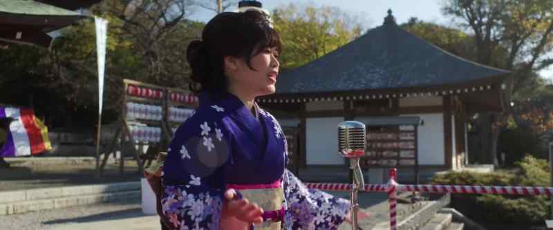 [singing in Japanese]